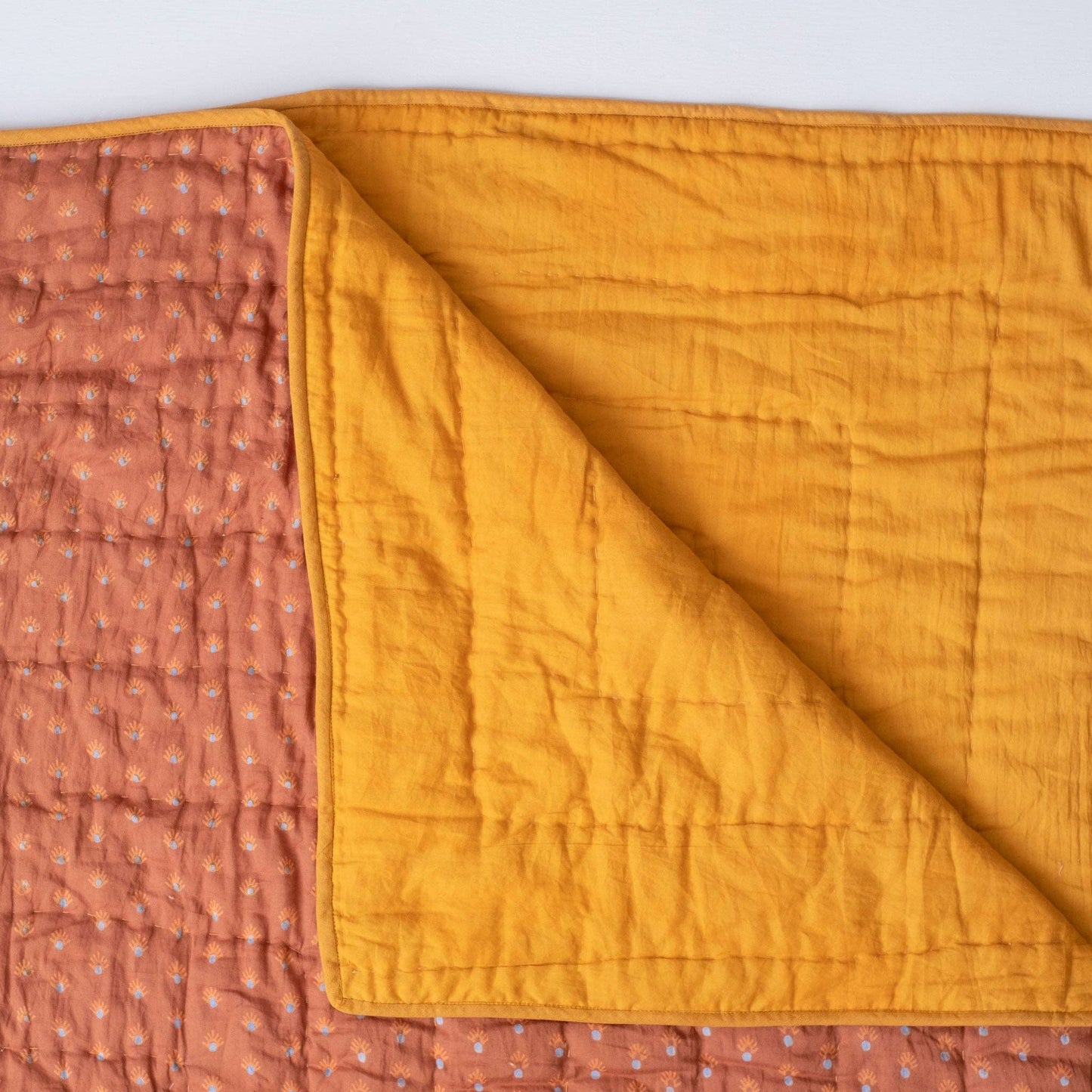 Aja Tangerine Navy Quilt: Full/Queen