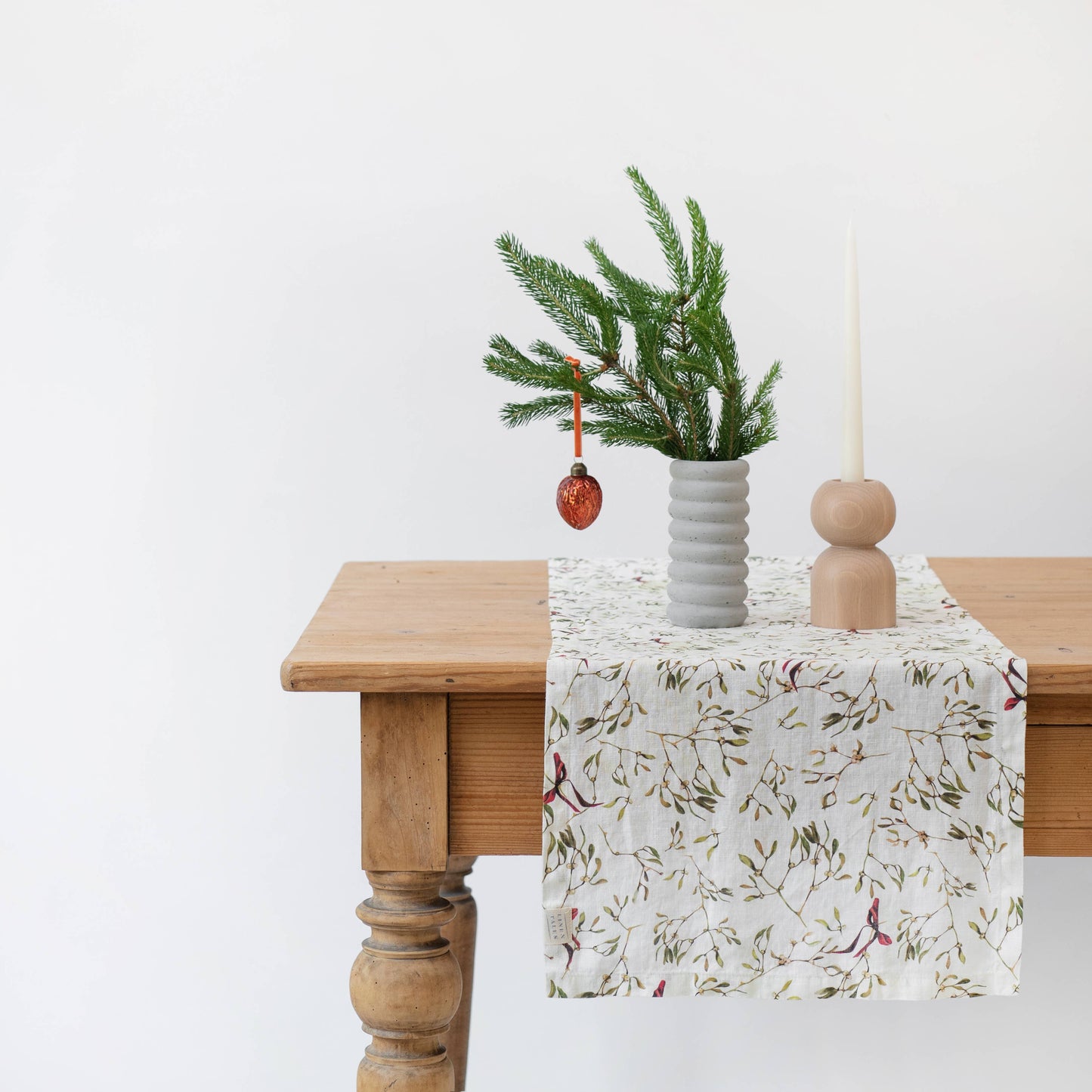 Mistletoe Linen Table Runner: 16"x79"